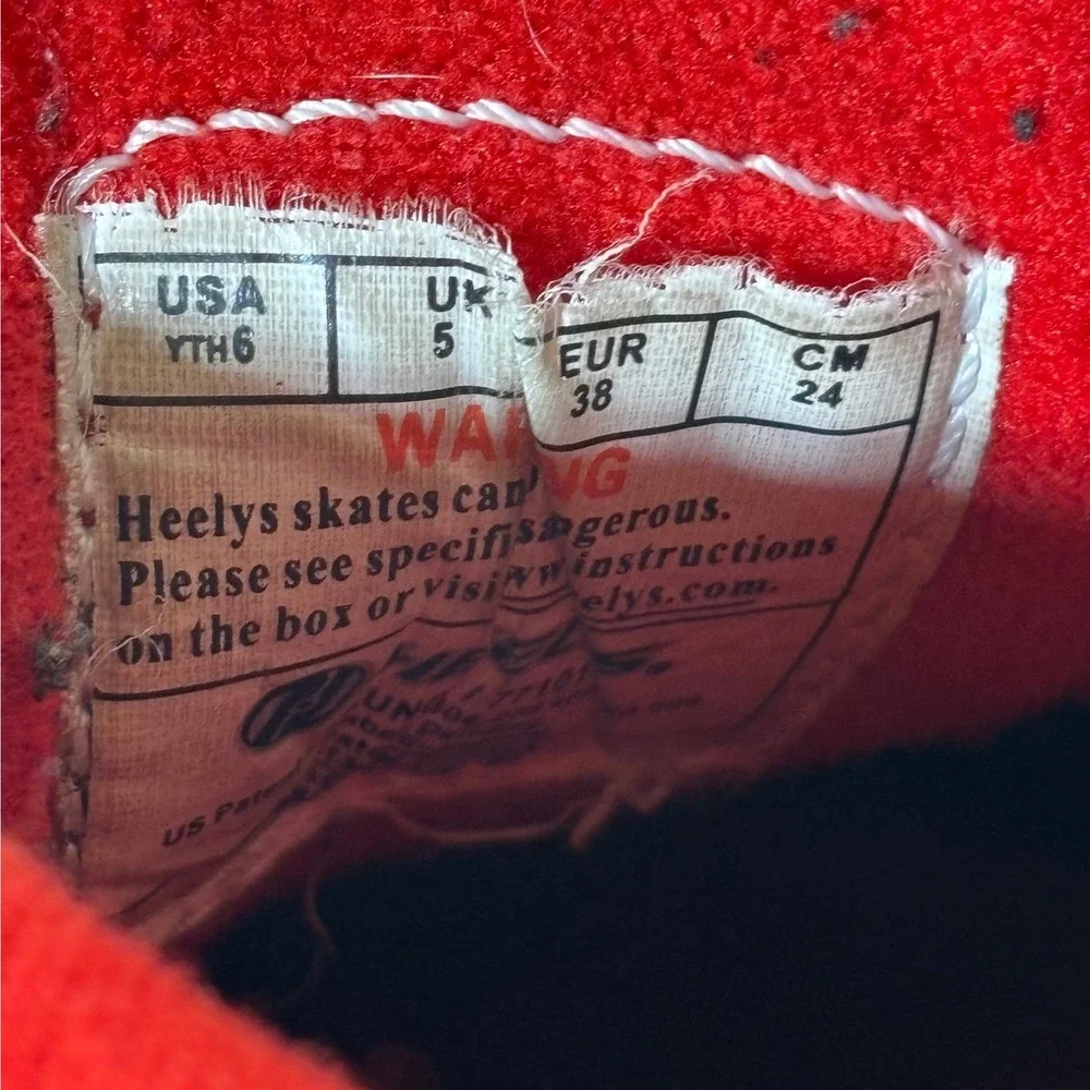 Heelys Skate Shoes Kids Size‎ 6 Black Red Canvas Low Top Roller Sneakers